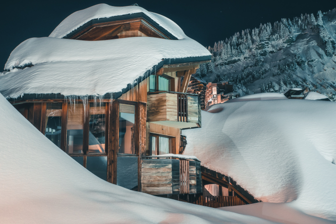 A house covered in snow
Description automatically generated with medium confidence